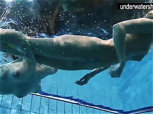 2 killer amateurs flashing their bodies off under water
